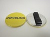 Gul badge m/magnet og teksten:DØVBLIND Gul badge m/magnet og teksten:DØVBLIND