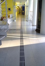 Step Line - taktile indendørs ledelinjer  - eksempel fra produktgruppen taktile materialer til gulve og trapper