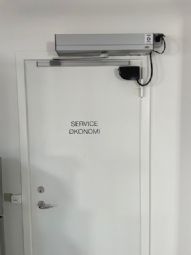 Automatisk døråbner til alle sidehængte døre TORMAX Danmark A/S  - eksempel fra produktgruppen døråbnere og dørlukkere