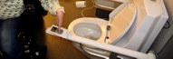 Toilet med armstøtte og betjeningspanel