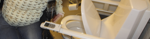Toilet med armstøtte og betjeningspanel