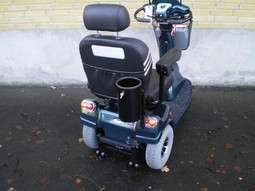 Stativ for iltflaske - eksempel fra produktgruppen iltflaskeholdere monteret på kørestole Stativ for iltflaske - eksempel fra produktgruppen iltflaskeholdere monteret på kørestole