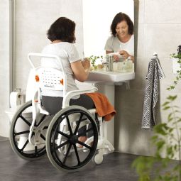 Etac Clean Bade- og toiletstol med drivhjul