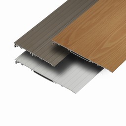 Træfarvede dørtrinsramper i aluminium