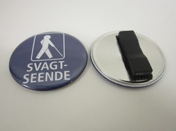 Badge blå med hvid mand med magnet m/teksten:svagtseende Badge blå med hvid mand med magnet m/teksten:svagtseende