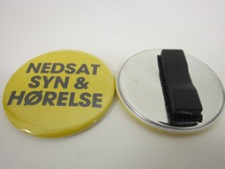 Gul badge m/magnet og teksten:Nedsat syn & hørelse Gul badge m/magnet og teksten:Nedsat syn & hørelse