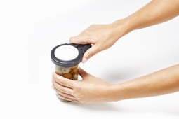 Håndtag til nem åbning af skruelåg - eksempel fra produktgruppen skruelågsåbnere Håndtag til nem åbning af skruelåg - eksempel fra produktgruppen skruelågsåbnere