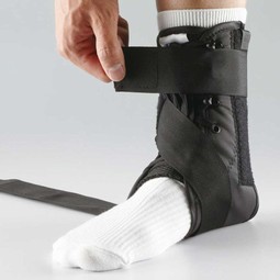 Ankelbandage med snørebånd og 2 stropper med velcrolukning - LP-597