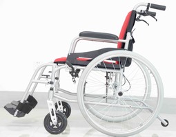 Super Letvægtskørestol - klik for at se billedet i fuld størrelse - åbner i nyt vindue Super Letvægtskørestol