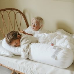 Fossflakes Comfort-I Junior Støttepude inkl. betræk - klik for at se billedet i fuld størrelse - åbner i nyt vindue Fossflakes Comfort-I Junior Støttepude inkl. betræk