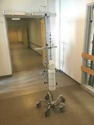 Drop og infusionsstativ XXL One hand m/4 kroge - klik for at se billedet i fuld størrelse - åbner i nyt vindue Drop og infusionsstativ XXL One hand m/4 kroge