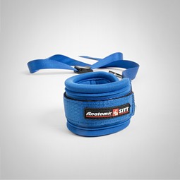 Armbind Soft blå, til brug i bad- og toiletstole - eksempel fra produktgruppen håndledsbespænding til brug i kørestol Armbind Soft blå, til brug i bad- og toiletstole - eksempel fra produktgruppen håndledsbespænding til brug i kørestol
