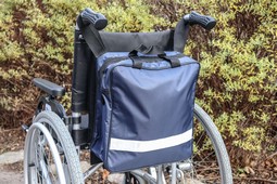 Taske til kørestol - eksempel fra produktgruppen kurve, tasker, bokse, kop- og flaskeholdere monteret på kørestole Taske til kørestol - eksempel fra produktgruppen kurve, tasker, bokse, kop- og flaskeholdere monteret på kørestole