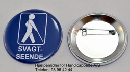 Badge hvid mand og teksten svagtseende på blå baggrund Badge hvid mand og teksten svagtseende på blå baggrund