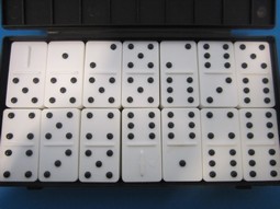 Dominospil, dobbelt 6 tatile brikker Dominospil, dobbelt 6 tatile brikker