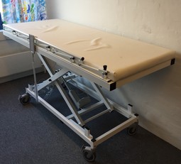 Beta Care Skifteleje med krydsunderstel - eksempel fra produktgruppen pusleborde, fritstående Beta Care Skifteleje med krydsunderstel - eksempel fra produktgruppen pusleborde, fritstående