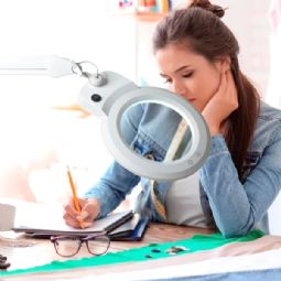 Kamæleon-luplampe - klik for at se billedet i fuld størrelse - åbner i nyt vindue Kamæleon-luplampe