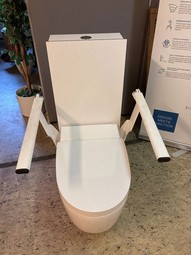 Toiletarmstøtter monteret på toilettet Toiletarmstøtter monteret på toilettet