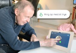 b-near. Videoopkald, demenstelefon, foto, video, demensur - klik for at se billedet i fuld størrelse - åbner i nyt vindue b-near. Videoopkald, demenstelefon, foto, video, demensur