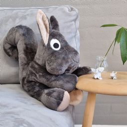 Eric egern med nødder i kinderne - eksempel fra produktgruppen sansestimulerende tøjdyr og dukker Eric egern med nødder i kinderne - eksempel fra produktgruppen sansestimulerende tøjdyr og dukker