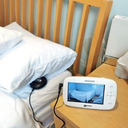 Kamerastyret babyalarm med pudevibrator