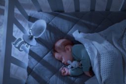 Kamerastyret babyalarm med pudevibrator