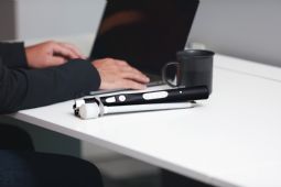 WeWALK Smart Cane 2 - klik for at se billedet i fuld størrelse - åbner i nyt vindue WeWALK Smart Cane 2