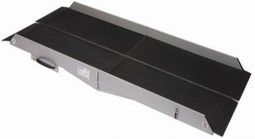 Foldable access ramp with slip-resistant surface Foldable access ramp with slip-resistant surface