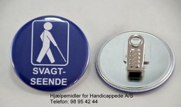 Badge hvid mand og teksten svagtseende på blå baggrund