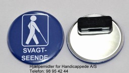 Badge hvid mand og teksten svagtseende på blå baggrund