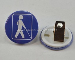 Badge Svagsyn. Hvid mand på blå baggrund.