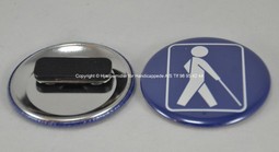 Badge Svagsyn. Hvid mand på blå baggrund.