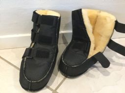 Lammeskindsstøvle, kort model med 3 velcrobånd Lammeskindsstøvle, kort model med 3 velcrobånd