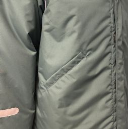 Jakke med magnetlukning